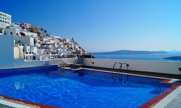 Loucas on the Cliff, Θήρα, Σαντορίνη Loucas on the Cliff, Θήρα, Σαντορίνη